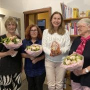 Mitfrauen des Frauennotrufs mit Blumenstrauß
