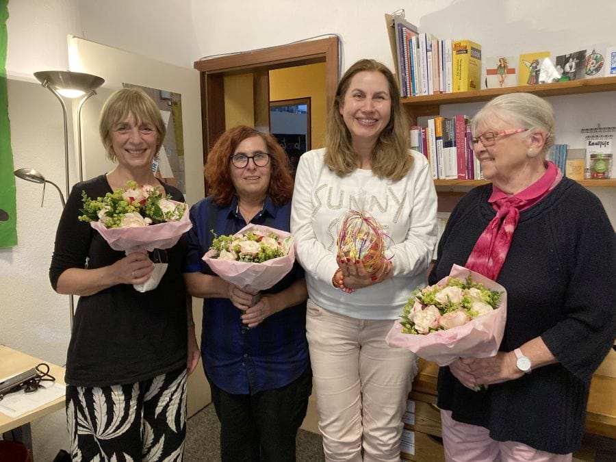 Mitfrauen des Frauennotrufs mit Blumenstrauß