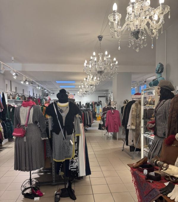 Innenansicht des Ladengeschäfts Stil-Echt Second-Best mit Kleidungsstücken für die Spendenaktion für den Frauennotruf Heidelberg