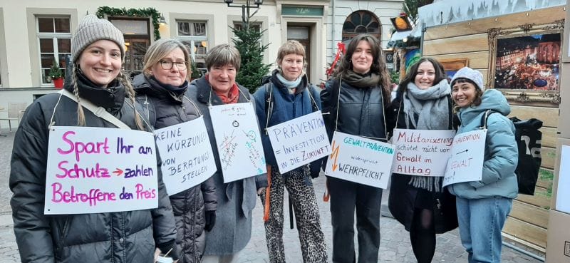 Mitarbeiterinnen des Frauennotruf bei der Kundgebung am 27.11.2025 vor dem Rathaus in Heidelberg