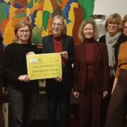 Frauen des Inner Wheel Club bei der Spendenübergabe im Frauennotruf