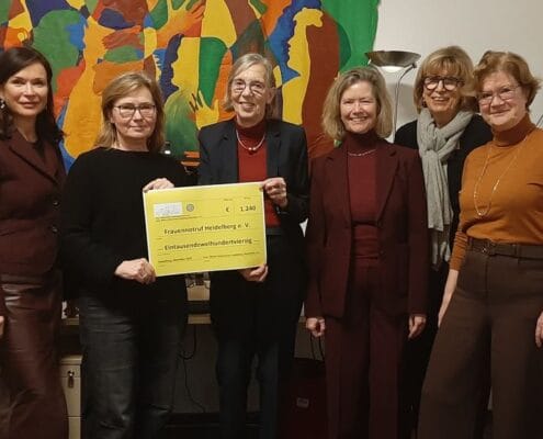 Frauen des Inner Wheel Club bei der Spendenübergabe im Frauennotruf