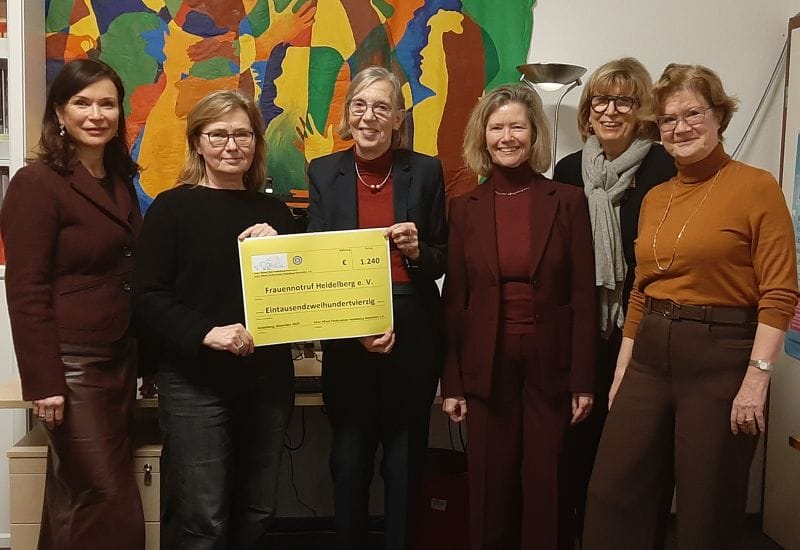 Frauen des Inner Wheel Club bei der Spendenübergabe im Frauennotruf