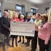 Vertreterinnen von sozialen Einrichtungen und dem Deutschen Frauenring bei der Spendenübergabe