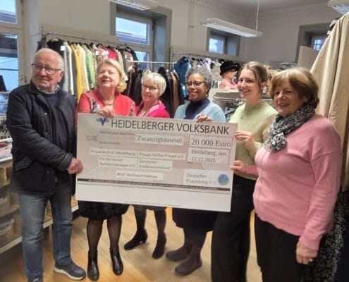 Vertreterinnen von sozialen Einrichtungen und dem Deutschen Frauenring bei der Spendenübergabe