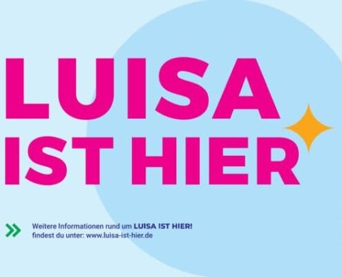 Schriftzug „Luisa ist hier“ auf blauem Hintergrund