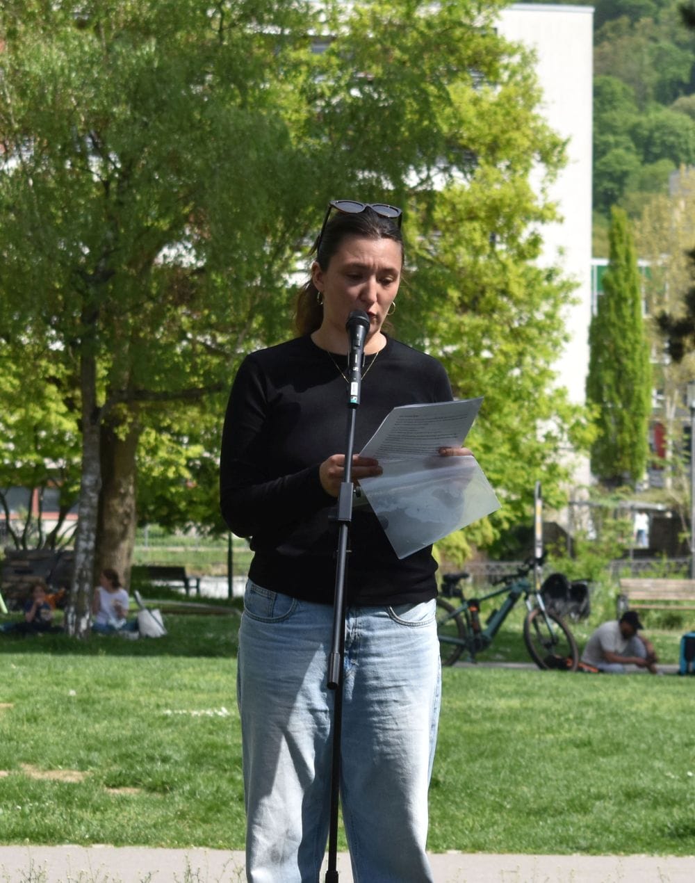 Vertreterin des Frauennotruf hält Rede bei Kundgebung